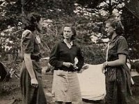 1948 de 3 leidsters in gesprek
