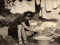 1949 Zomerkamp Junne (Berkenweide) Elva en Mardineke, de kampbaby