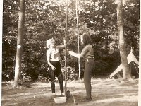 03 Pinksterkamp 1964 Ommen.Ans Vermeulen en ik moesten de paal insmeren,de junioren moesten de vlag veroveren, en dat lukte ook nog.