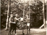 Pinksterkamp 1964 Ommen.Jenny Brandsma,Ans Vermeulen en ik moesten de paal weer schoon maken