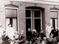 1955, Assen  Oosterhoutstraat. Klaar voor het zomerkamp in Borger