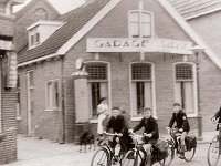 1955, Assen Oosterhoutstraat. Klaar voor het zomerkamp in Borger (2)