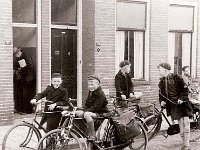 1955, Assen Oosterhoutstraat. Klaar voor het zomerkamp in Borger (3)