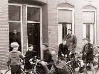 1955, Assen Oosterhoutstraat. Klaar voor het zomerkamp in Borger (4)